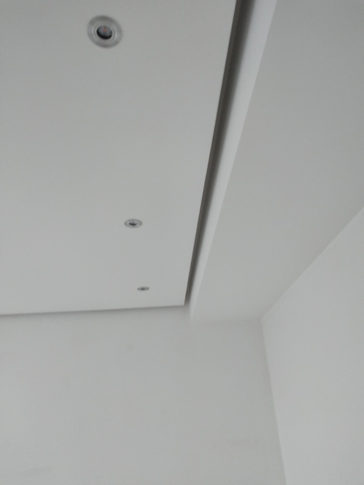 Spušteni plafon sa ugradnim spotom u uglu prostorije — gipsarski radovi Novi Sad