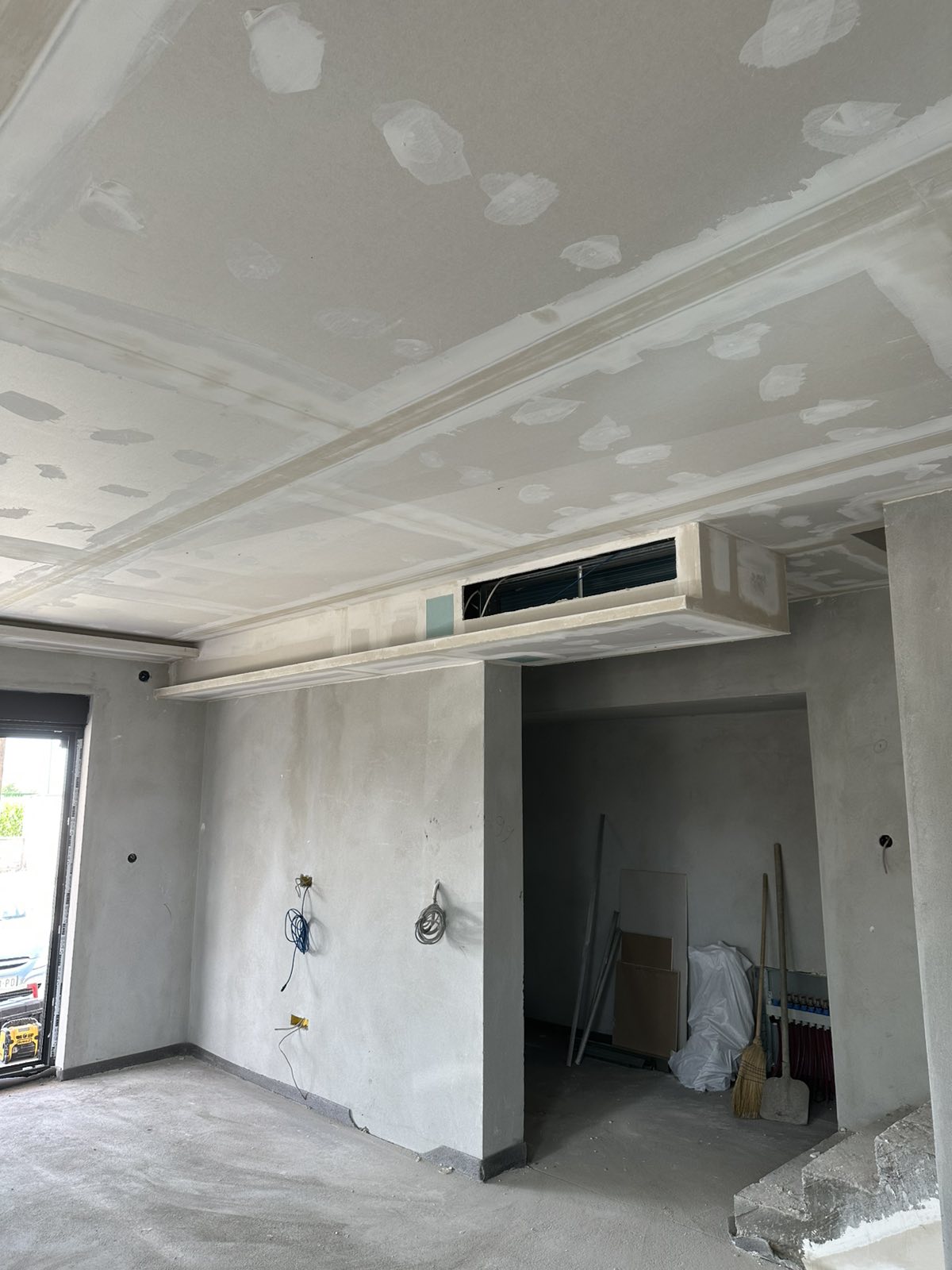 Spušteni plafon sa skrivačem za ventilaciju iznad prolaza — gipsarski radovi Novi Sad