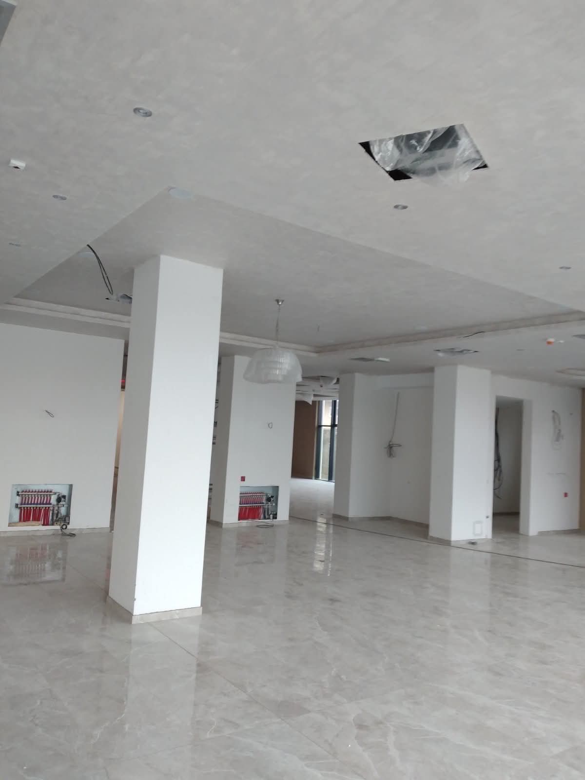 Veliki spušteni plafon sa ugradnom rasvetom u poslovnom prostoru — gipsarski radovi Novi Sad