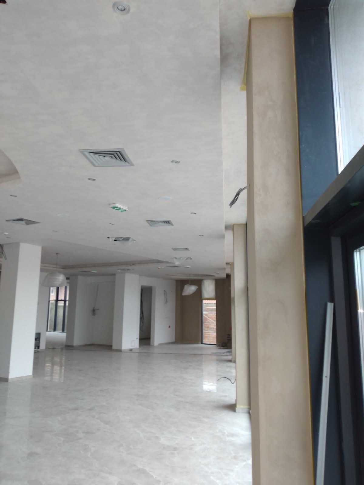 Spušteni plafon sa ugradnim svetlima i ventilacijom u poslovnom prostoru — gipsarski radovi Novi Sad