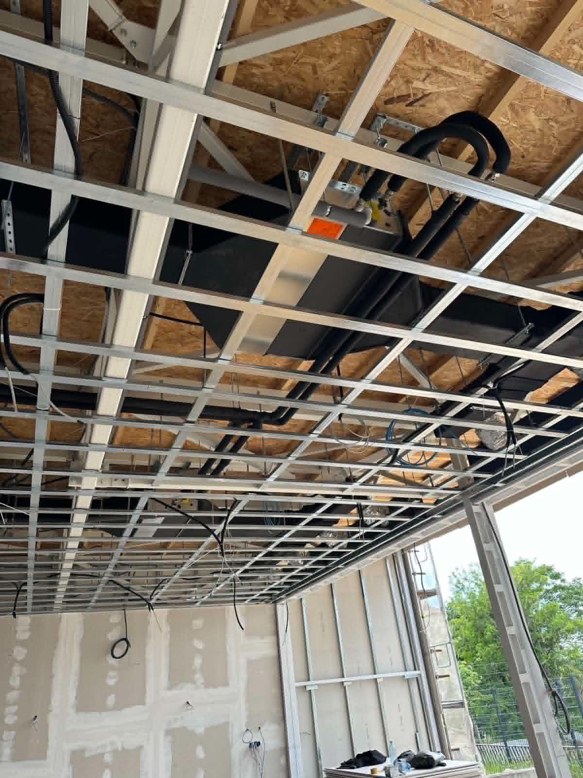 Metalna potkonstrukcija spuštenog plafona sa instalacijama — gipsarski radovi Novi Sad