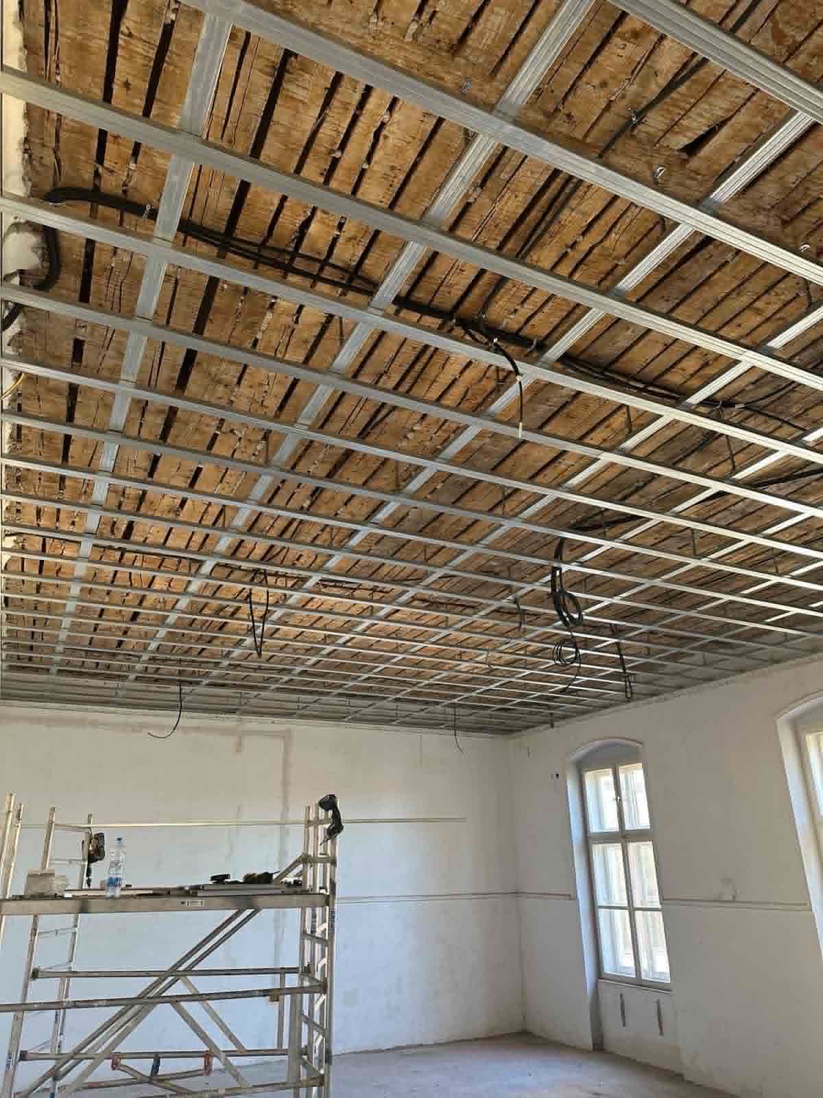 Montaža metalne potkonstrukcije spuštenog plafona ispod drvenog krova — gipsarski radovi Novi Sad