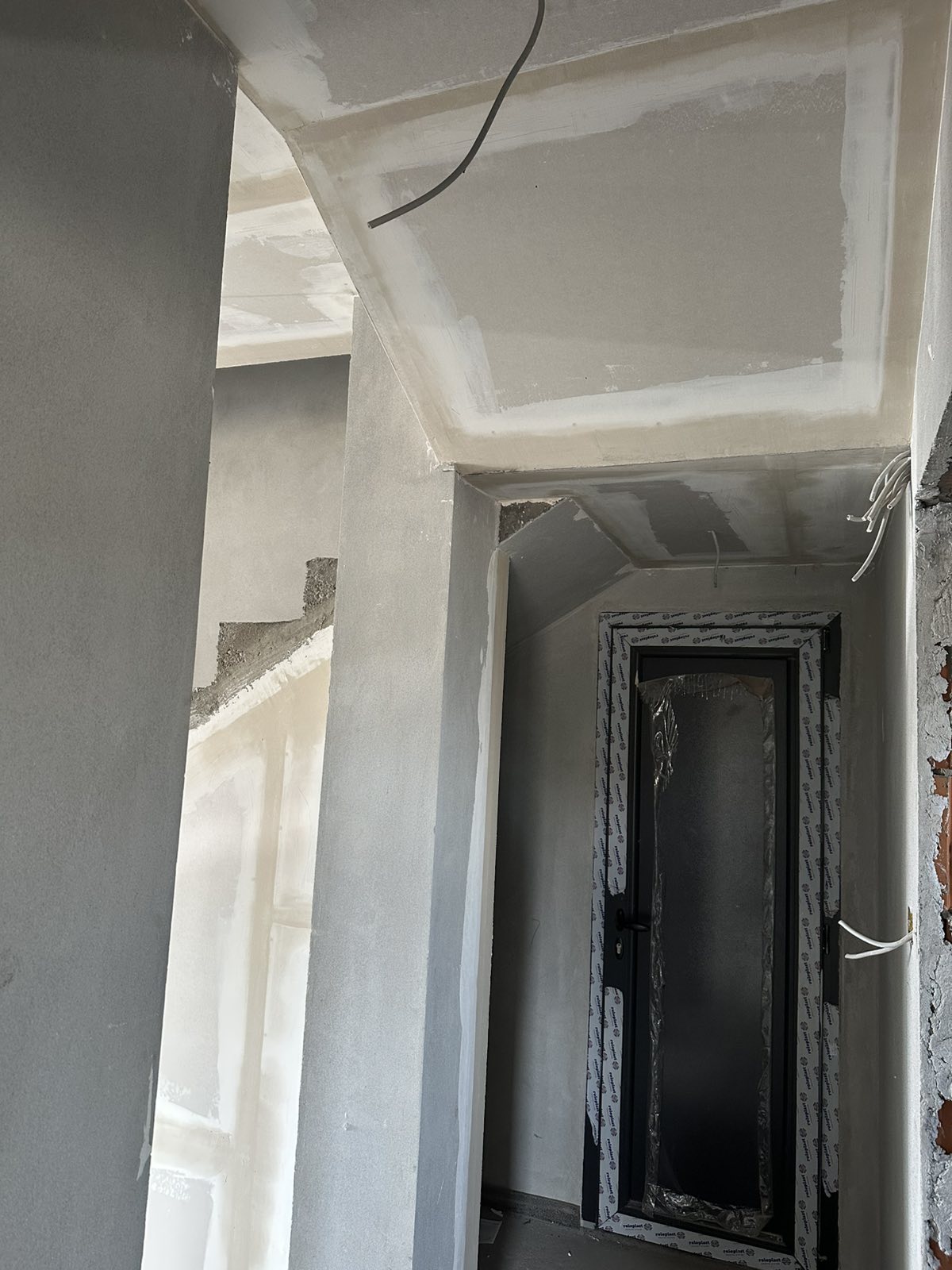 Spušteni plafon sa geometrijskim prelomom u hodniku kod ulaznih vrata — gipsarski radovi Novi Sad
