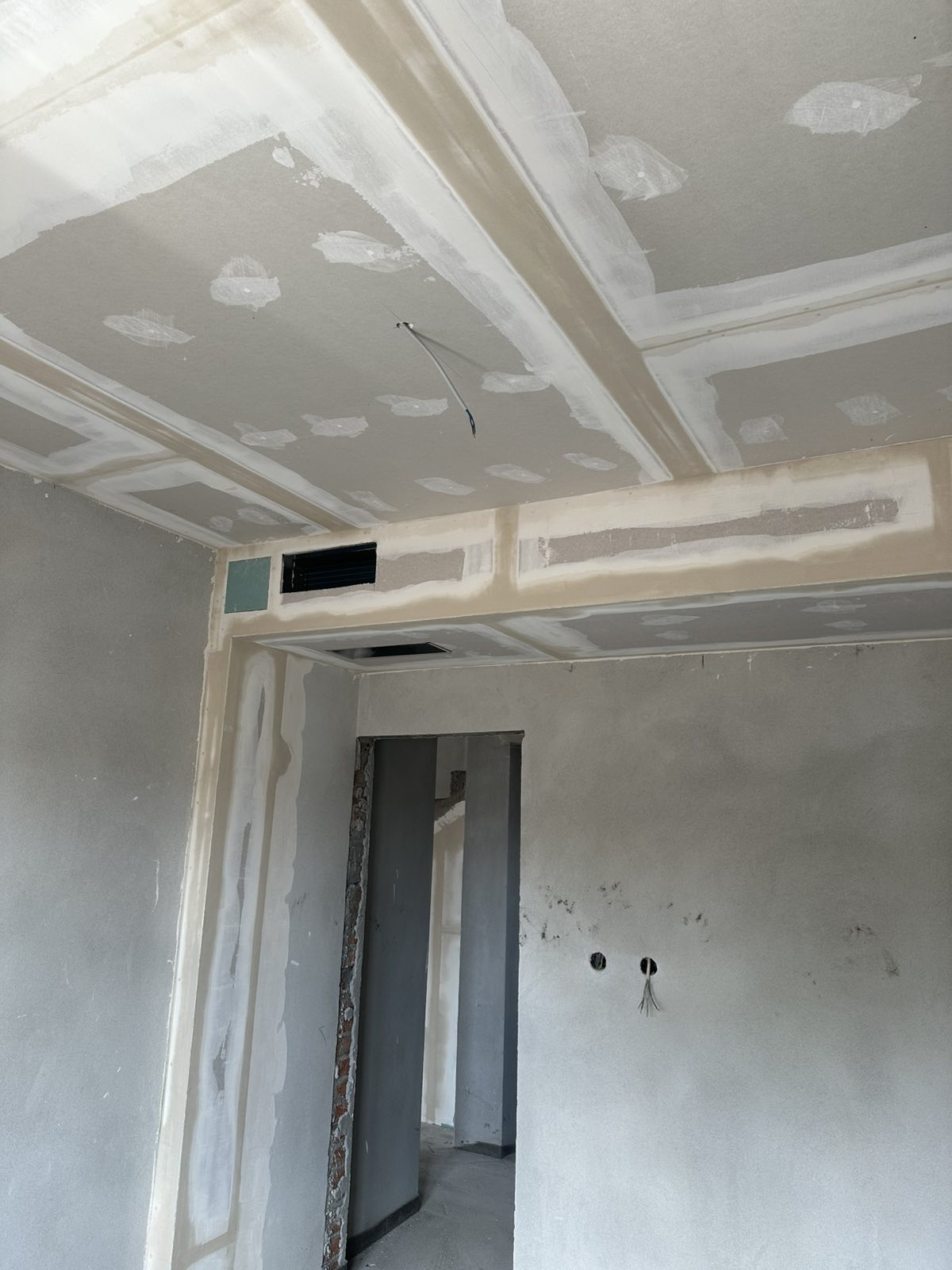 Kasetni spušteni plafon sa ventilacionom rešetkom iznad vrata — gipsarski radovi Novi Sad